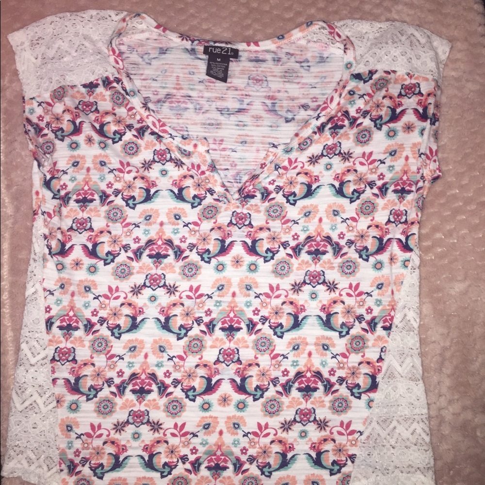 🔥5/$20 EUC Rue 21 Sz M lace detail top🔥